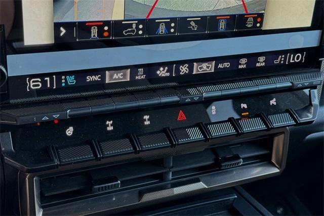 Vehicle image 17 of 21