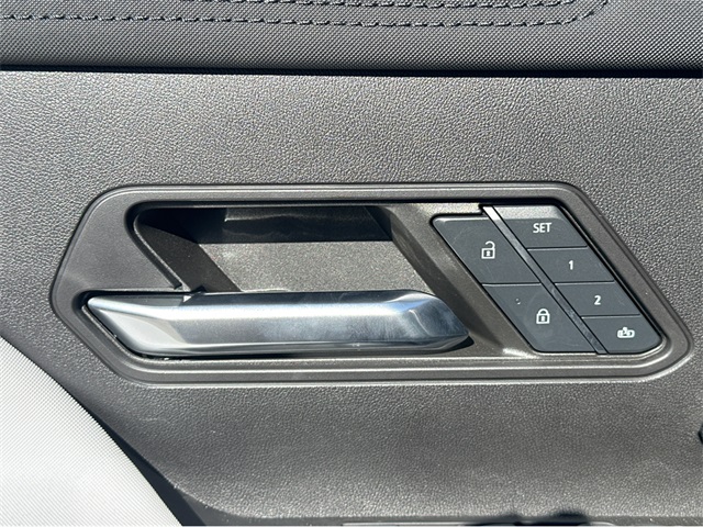 Vehicle image 29 of 38