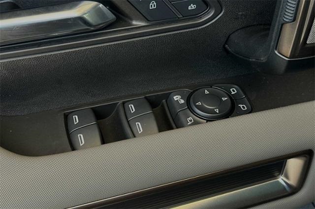 Vehicle image 28 of 32