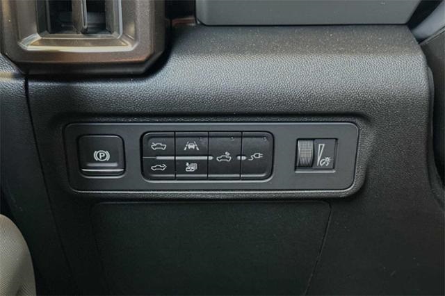 Vehicle image 22 of 32