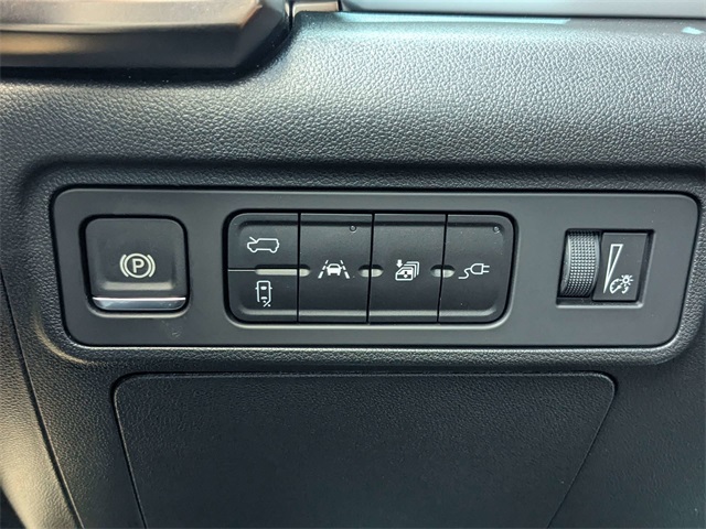 Vehicle image 23 of 33