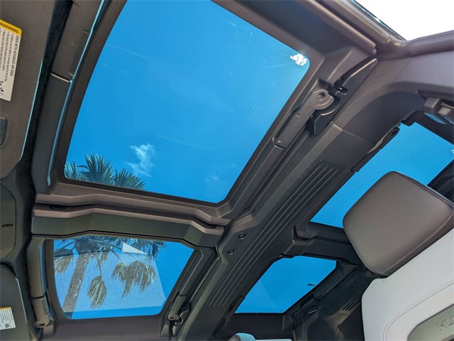 Vehicle image 21 of 33