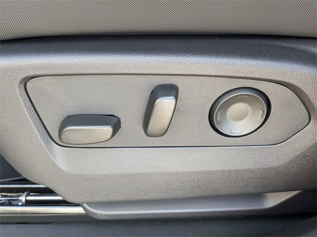 Vehicle image 20 of 33