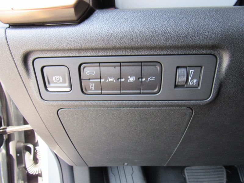 Vehicle image 16 of 24