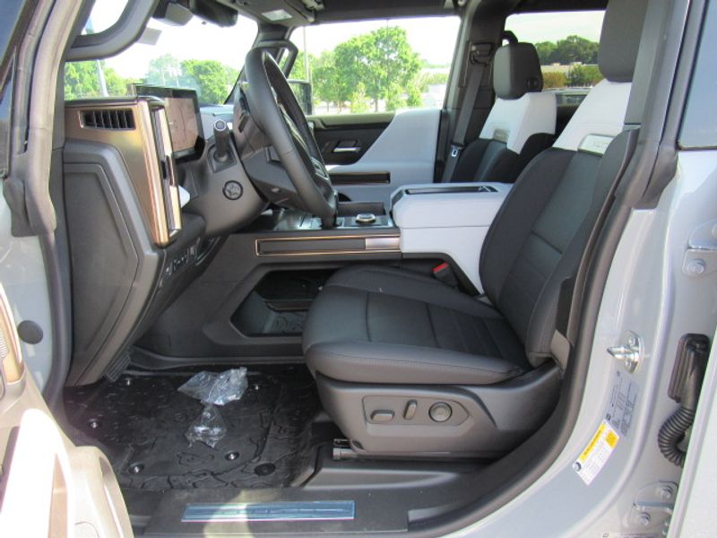 Vehicle image 8 of 24