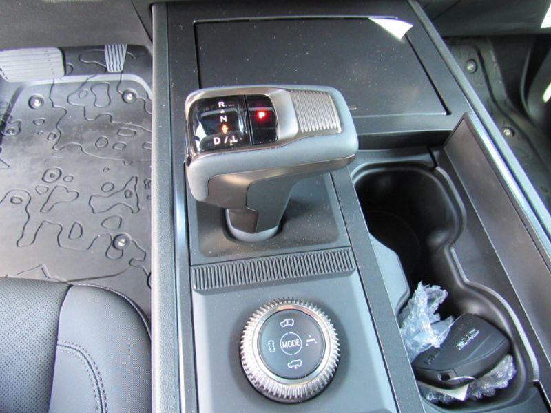 Vehicle image 10 of 24