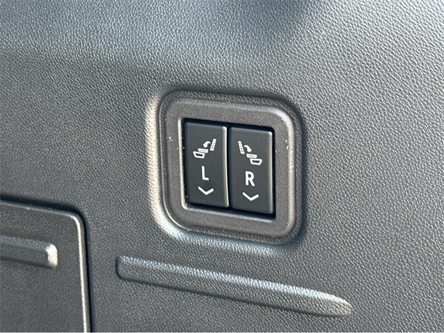 Vehicle image 32 of 38