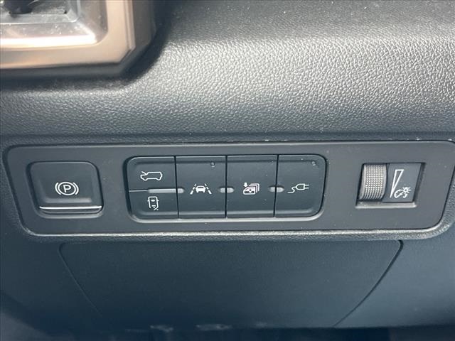 Vehicle image 25 of 30