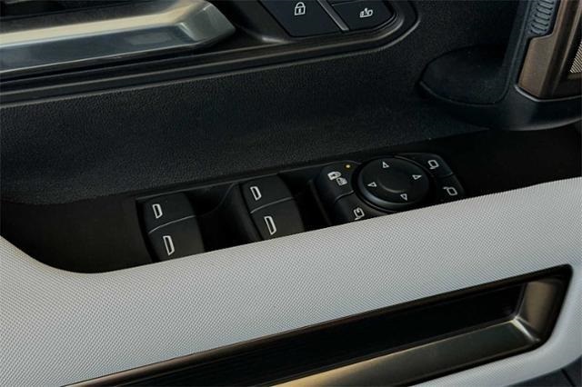 Vehicle image 29 of 32