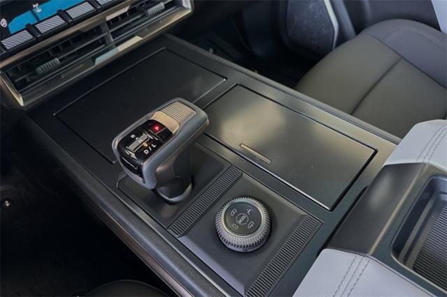 Vehicle image 21 of 32