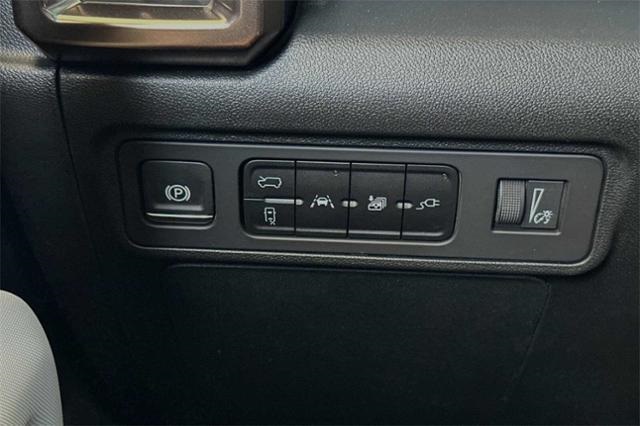 Vehicle image 25 of 32