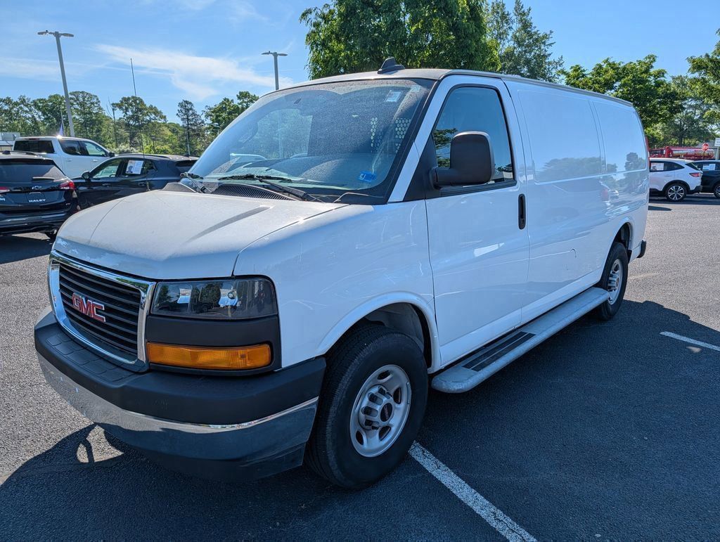 2024 GMC Savana Base Image 1 of 25