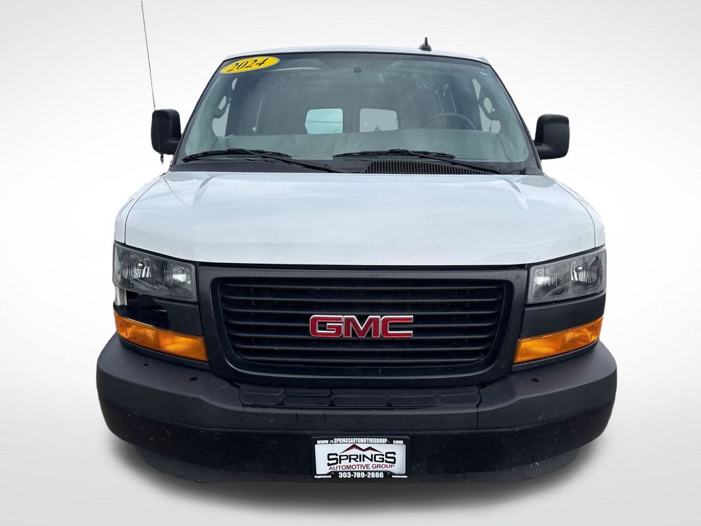 2024 GMC Savana Base Image 2 of 26