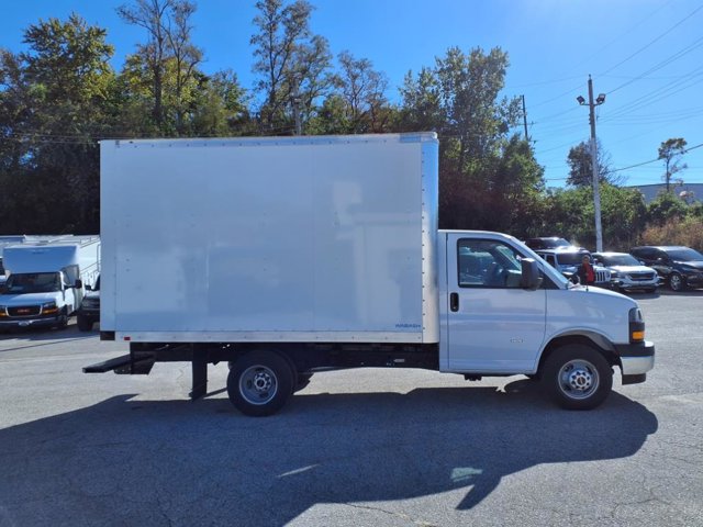 2024 GMC Savana Base Image 3 of 19