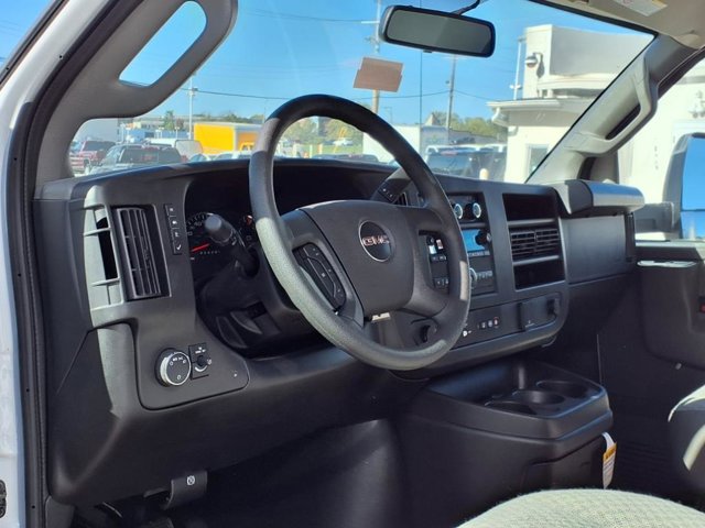 2024 GMC Savana Base Image 4 of 19