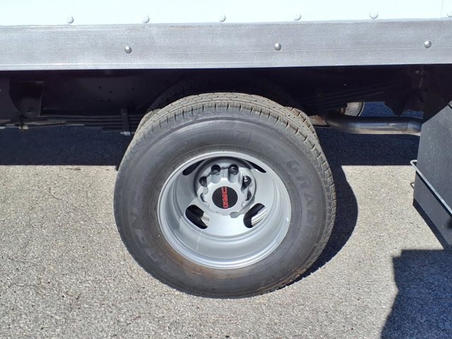 2024 GMC Savana Base Image 17 of 19