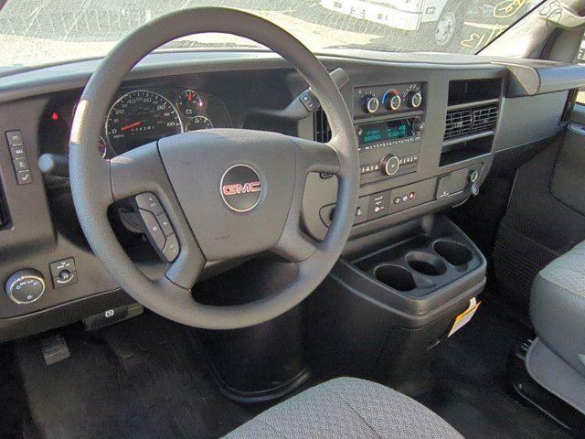 2024 GMC Savana Base Image 16 of 33