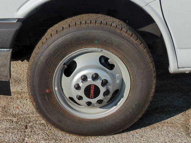 2024 GMC Savana Base Image 28 of 33