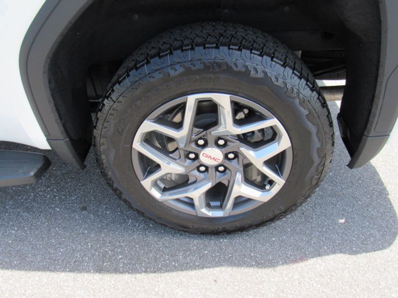 Vehicle image 18 of 22