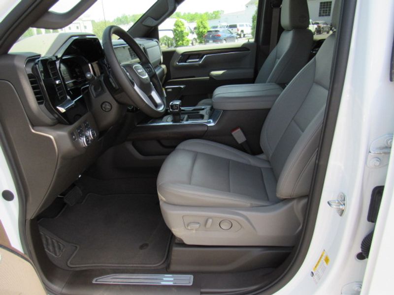 Vehicle image 7 of 22