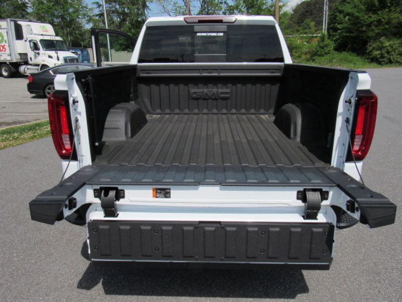 Vehicle image 19 of 22