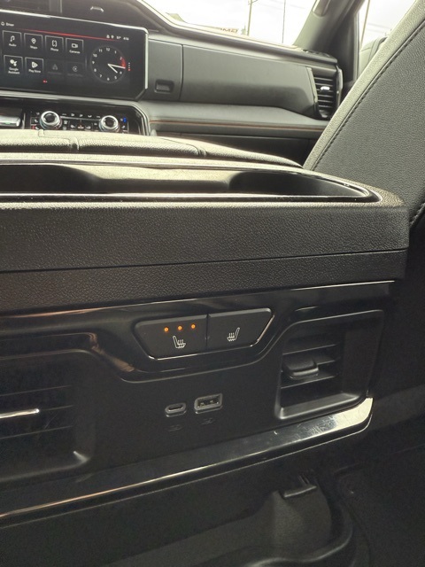 Vehicle image 33 of 40