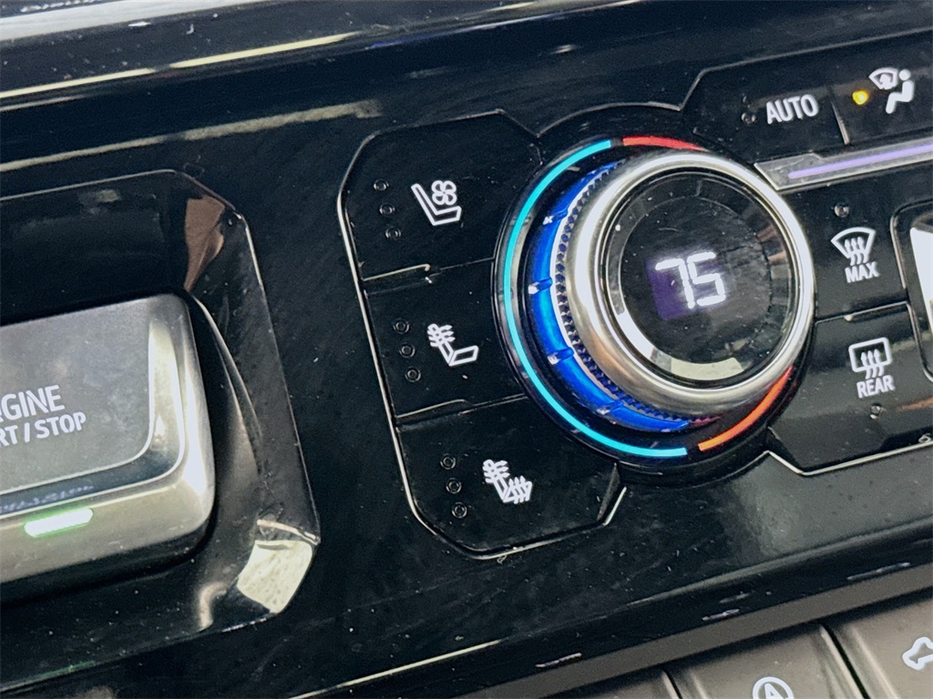 Vehicle image 21 of 33