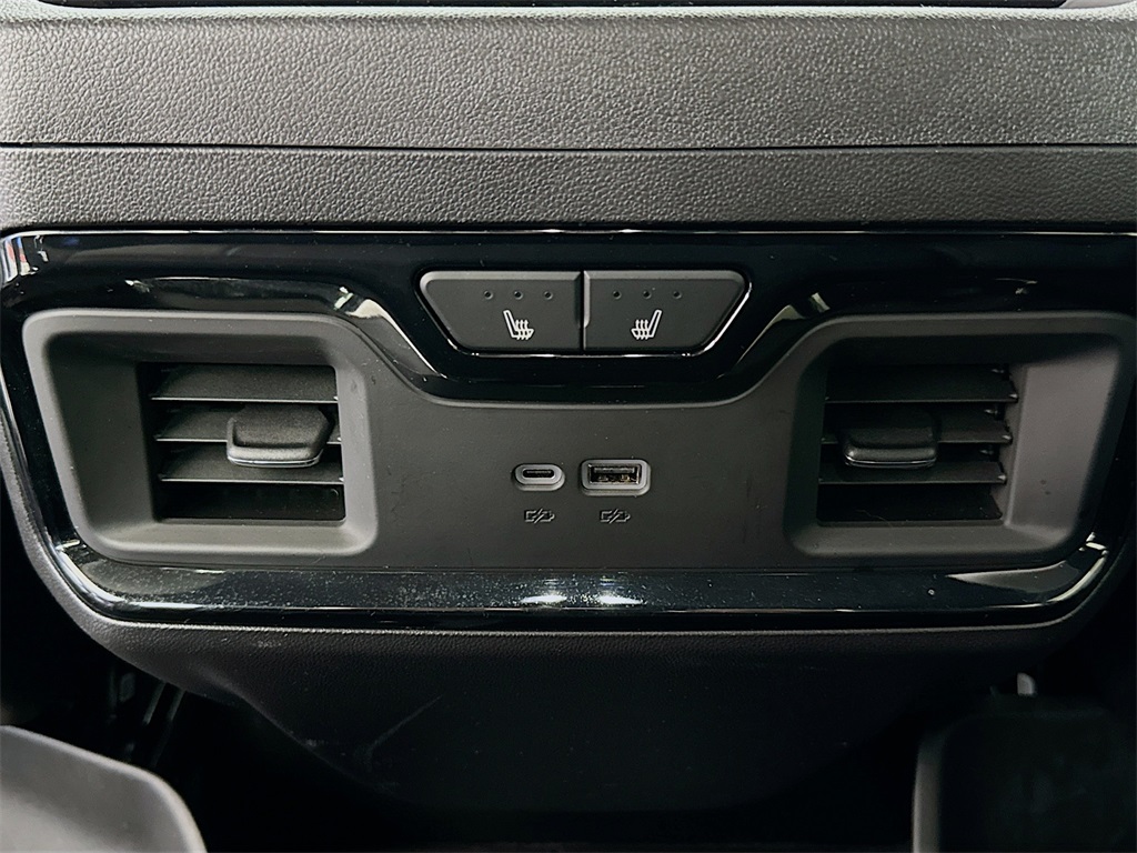 Vehicle image 26 of 33