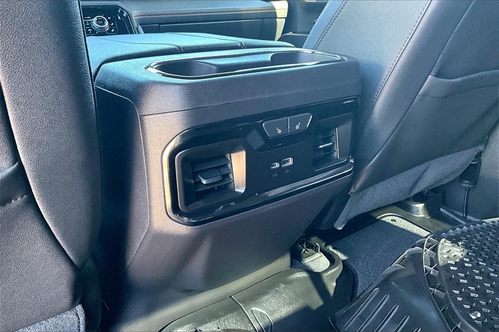 Vehicle image 31 of 37