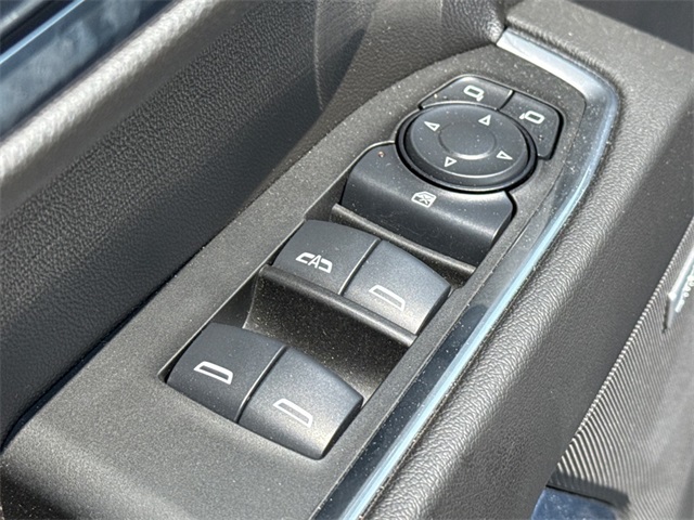 Vehicle image 28 of 30