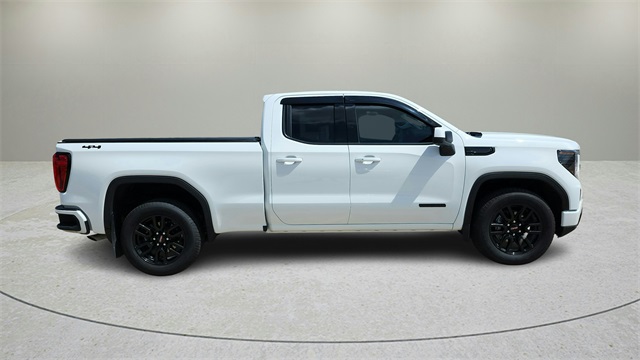 Vehicle image 4 of 40