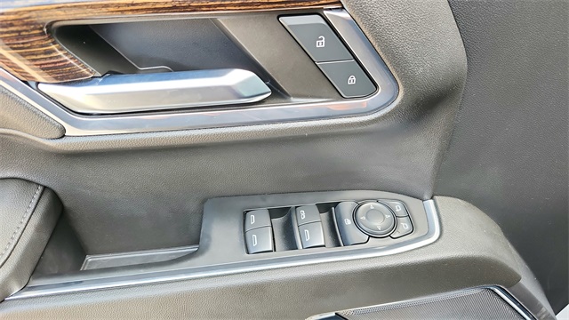Vehicle image 27 of 40
