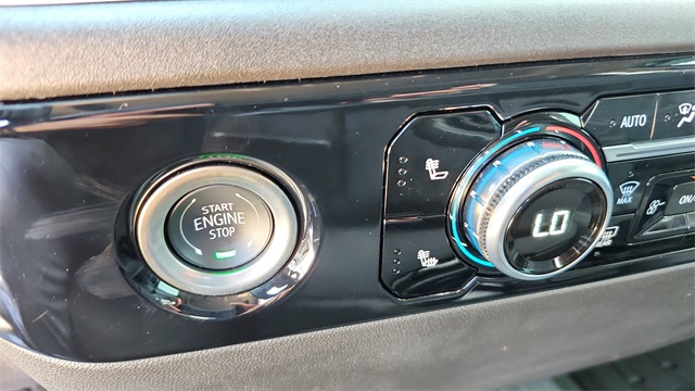Vehicle image 17 of 40