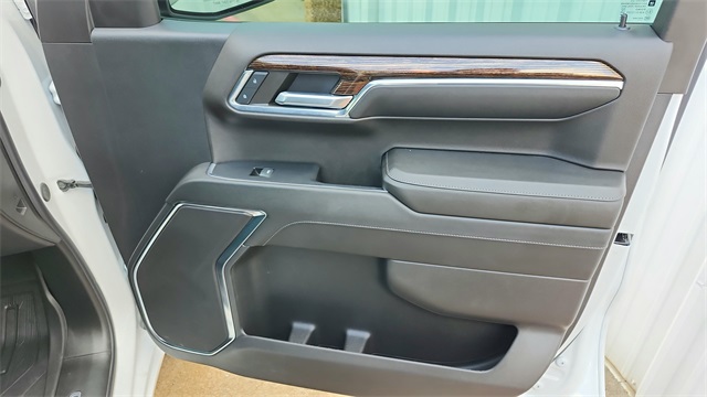 Vehicle image 33 of 40