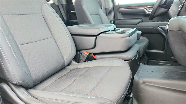 Vehicle image 32 of 40