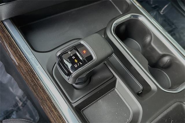 Vehicle image 17 of 19