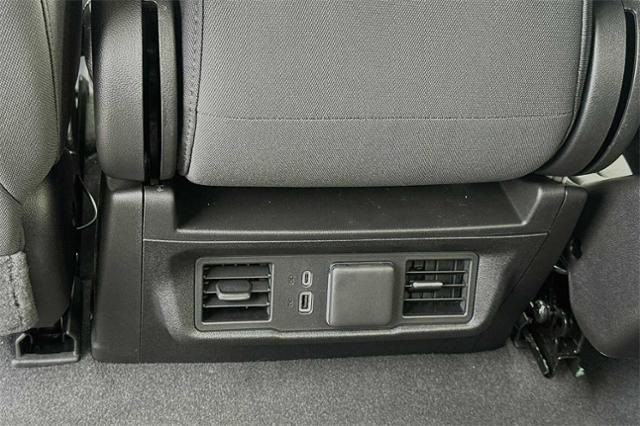 Vehicle image 21 of 32
