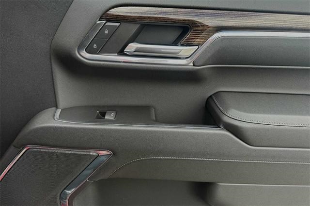 Vehicle image 23 of 32