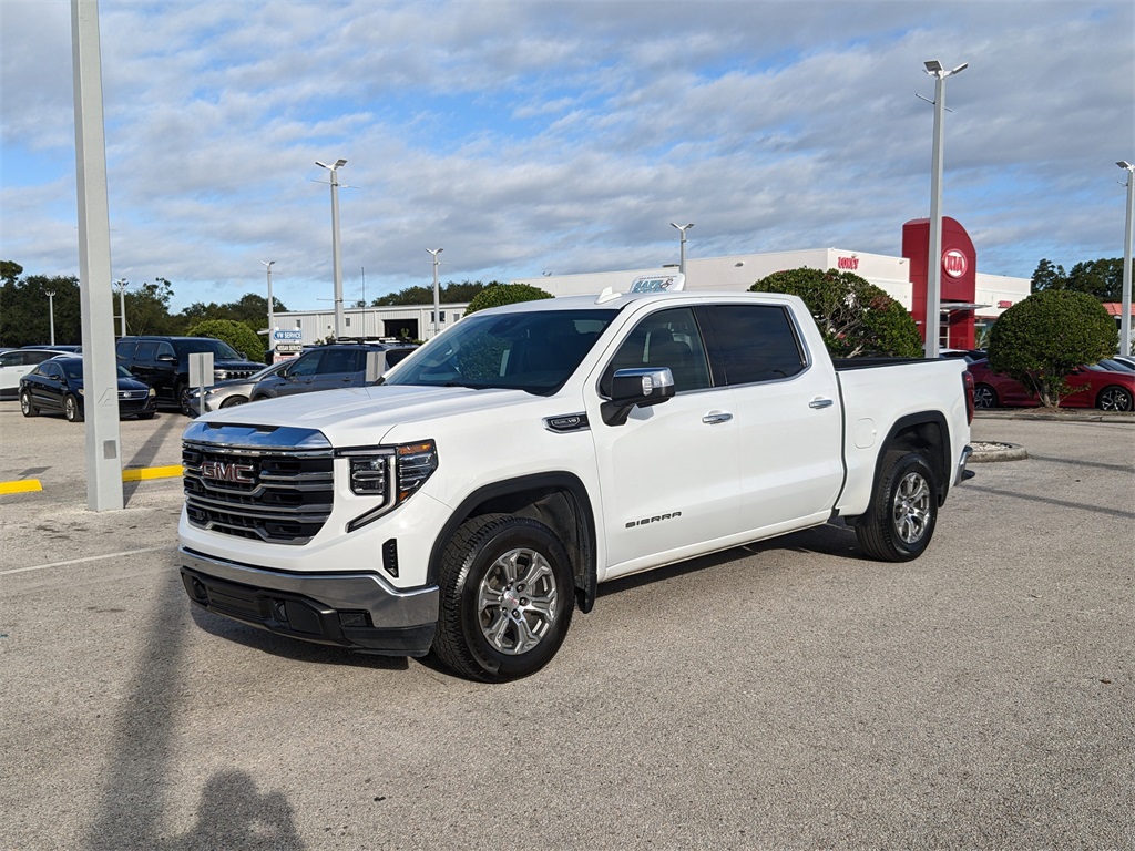 2024 GMC Sierra 1500 SLT Image 2 of 35