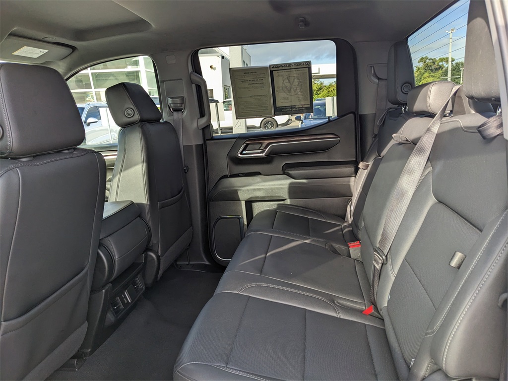 2024 GMC Sierra 1500 SLT Image 13 of 35