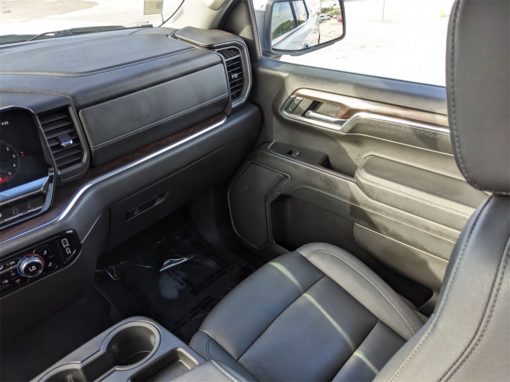 2024 GMC Sierra 1500 SLT Image 29 of 35