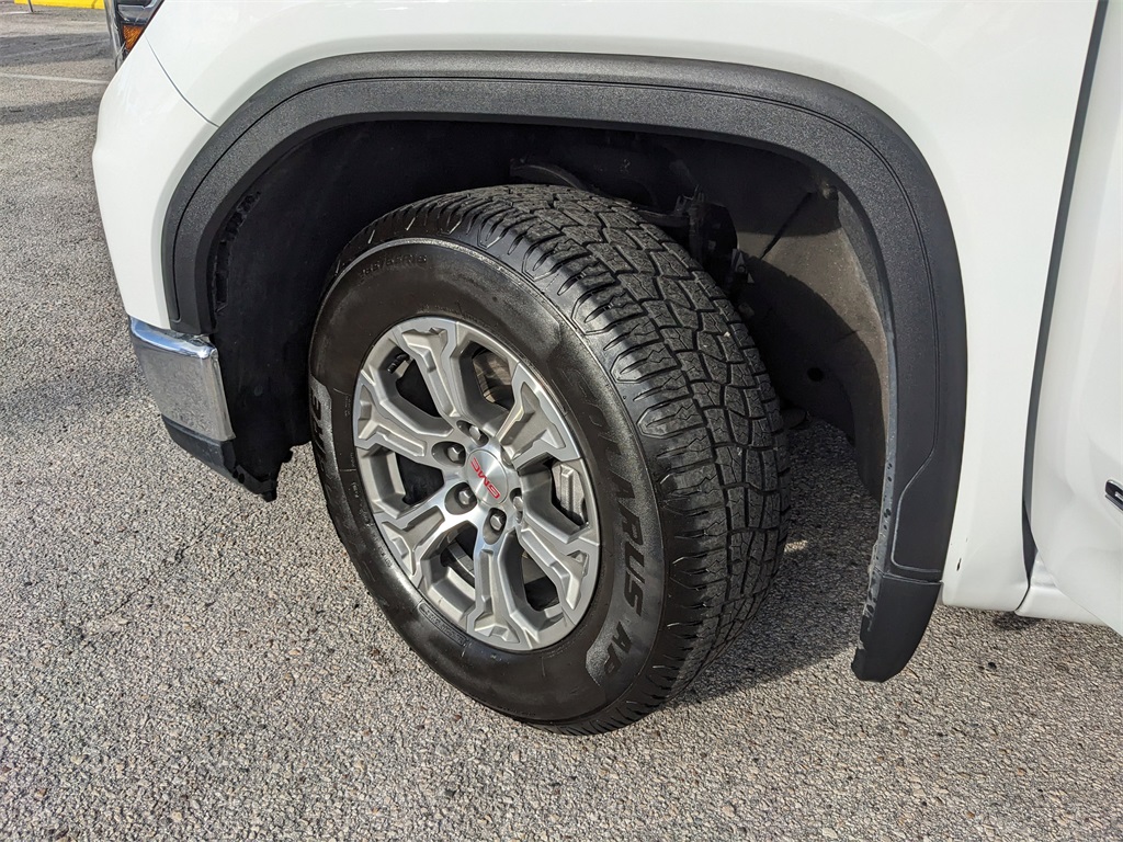 2024 GMC Sierra 1500 SLT Image 11 of 35