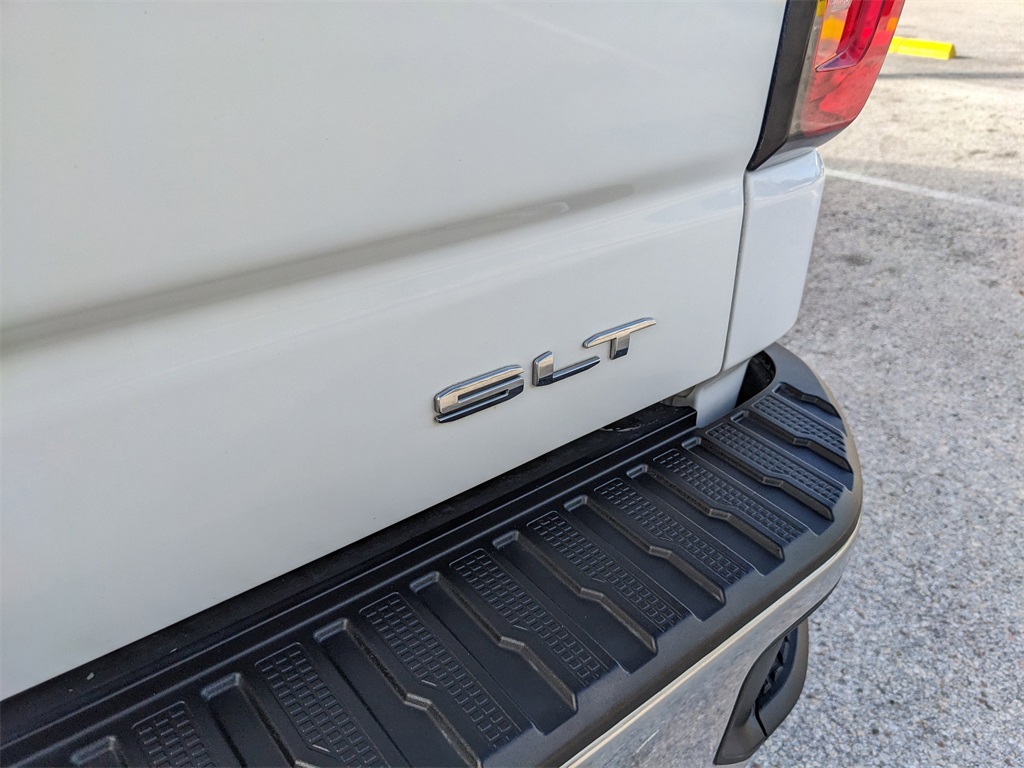 2024 GMC Sierra 1500 SLT Image 12 of 35