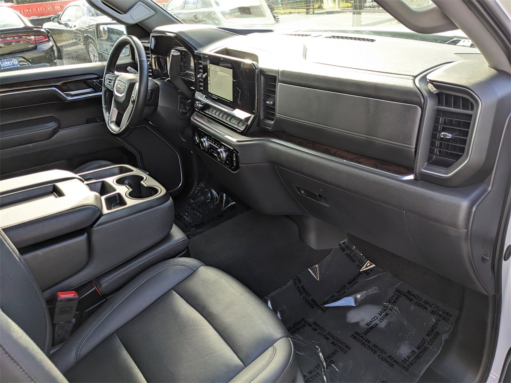 2024 GMC Sierra 1500 SLT Image 17 of 35