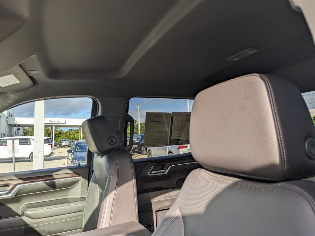 2024 GMC Sierra 1500 SLT Image 32 of 35