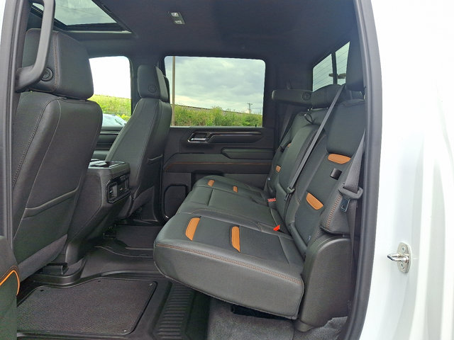 2024 GMC Sierra 2500HD AT4 Image 11 of 33