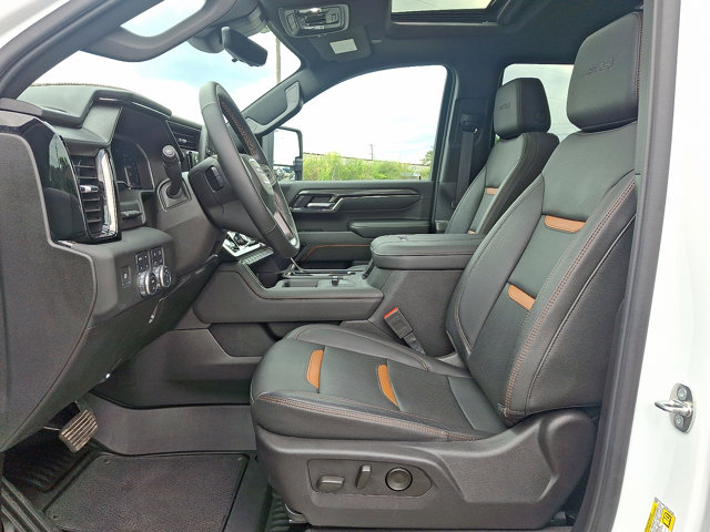 2024 GMC Sierra 2500HD AT4 Image 12 of 33