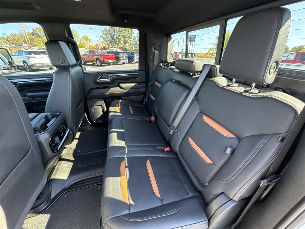 2024 GMC Sierra 2500HD AT4 Image 13 of 27