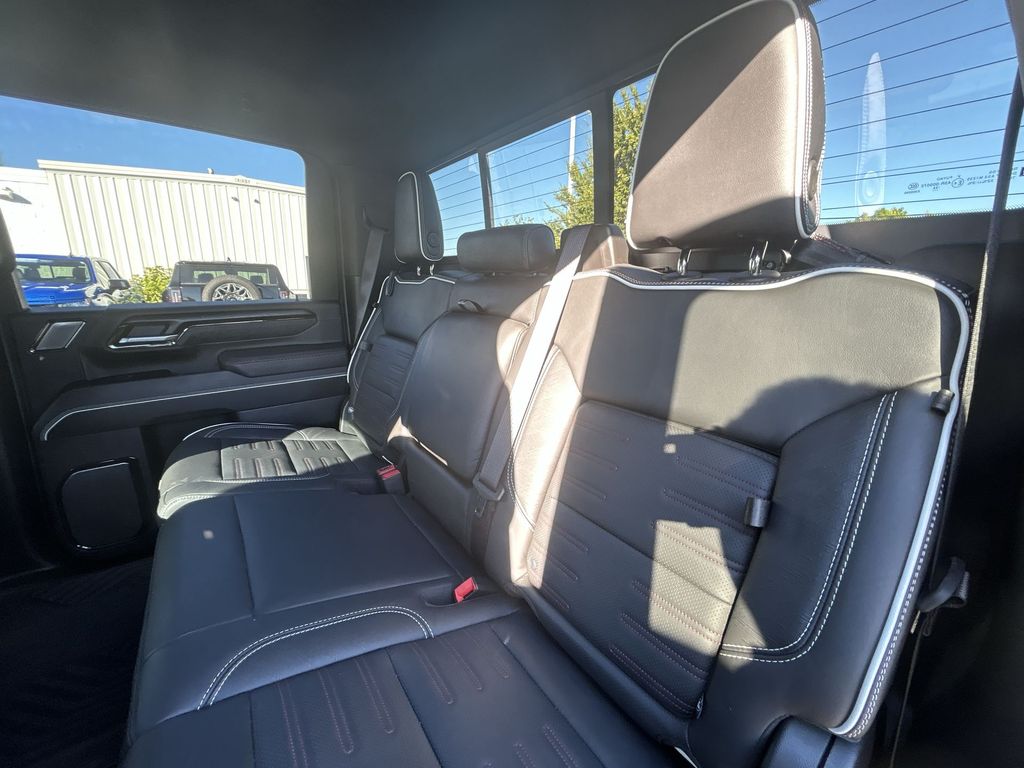 2024 GMC Sierra 2500HD AT4X Image 15 of 32