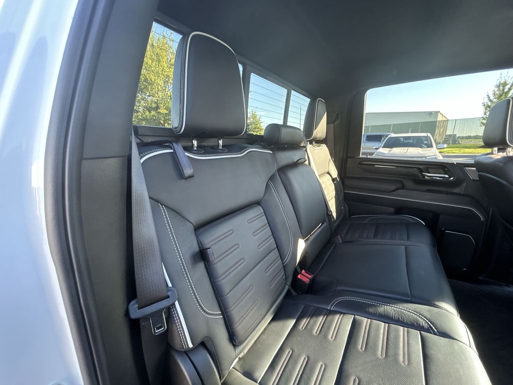 2024 GMC Sierra 2500HD AT4X Image 14 of 32